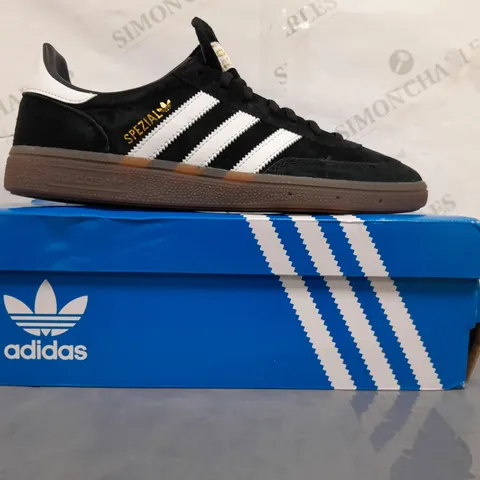 BOXED PAIR OF ADIDAS HANDBALL SPEZIAL SHOES IN BLACK/WHITE UK SIZE 9