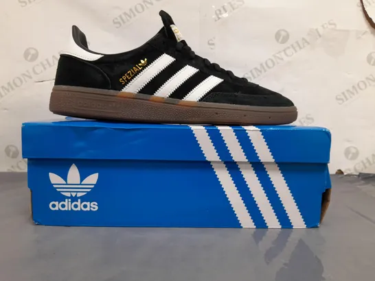 BOXED PAIR OF ADIDAS HANDBALL SPEZIAL SHOES IN BLACK/WHITE UK SIZE 9