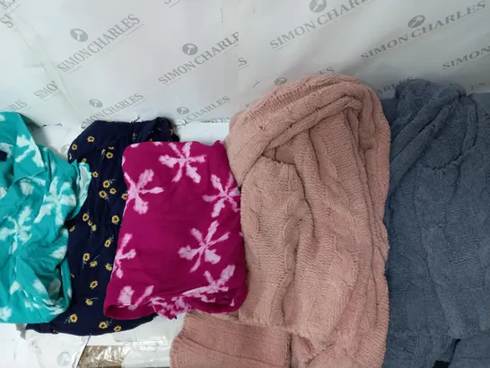 BOX OF APPROX 50 ASSORTED CLOTHING ITEMS TO INCLUDE WYNNE LOUNGE CARDIGAN, D&CO BEACH TIE DIE TOP, JOULES ALL IN ONE, ETC.