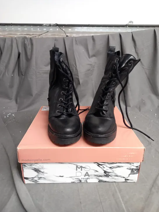 BOXED PAIR OF MODA IN PELLE BELLZIE LACE UP BOOTS IN BLACK SIZE 6