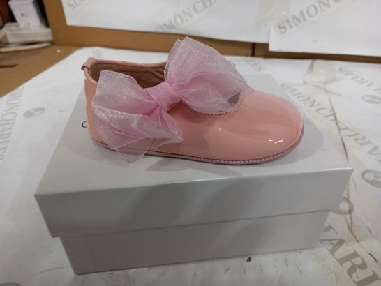 BOXED PAIR OF CHILDRENS CLASSICS CHAROL BABY PRE-WALKER SHOES - INFANT 20