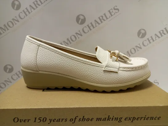 BOXED PAIR OF CUSHION WALK LOAFERS, WHITE - SIZE 6