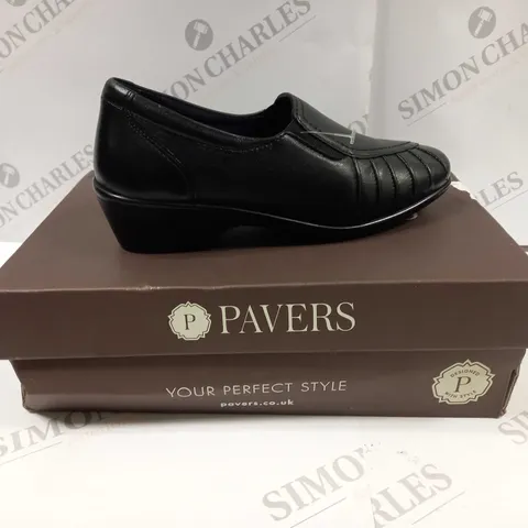 BOXED PAIR OF PAVERS SLIP ON SHOES UK SIZE 2 