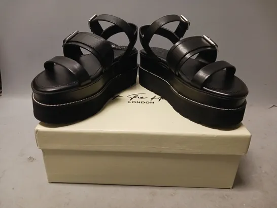 BOXED PAIR OF OFF THE HOOK FLATFORM OPEN TOE SANDALS IN BLACK UK SIZE 5