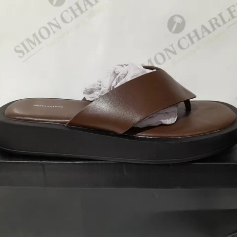 PETTYLITTLETHING CHOCOLATE CHUNKY SANDAL TOE POST - SIZE 5