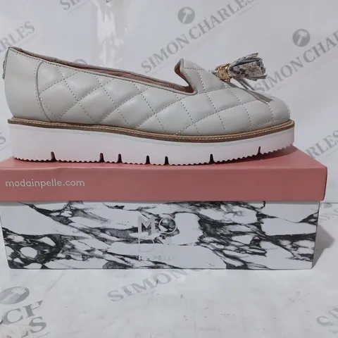 BOXED PAIR OF MODA IN PELLE ETEENA QUILTED LEATHER LOAFERS IN OFF WHITE SIZE 7