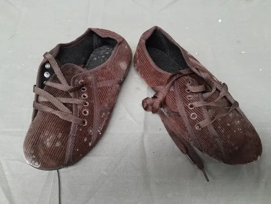 BOX OF APPROXIMATELY 10 BOXED PAIRS OF DESIGNER SHOES IN BROWN - VARIOUS SIZES