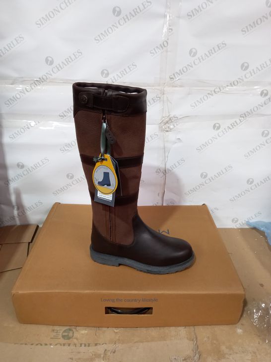 BOXED PAIR OF MORETTA BROWN BOOTS SIZE 7