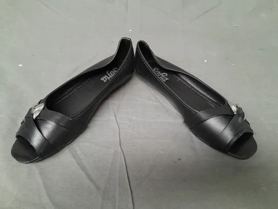 BOX OF APPROXIMATELY 10 BOXED PAIRS OF SOFIA PEEP TOE FLAT SLIP-ON SHOES IN BLACK - VARIOUS SIZES