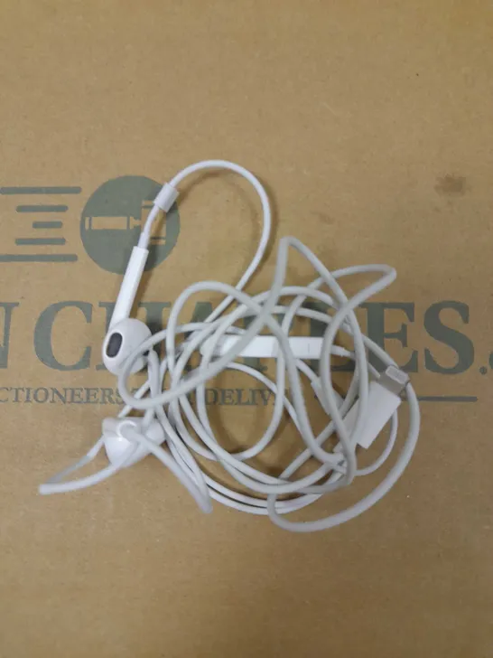 APPLE EARPODS LIGHTNING CONNECTOR EARPHONES 