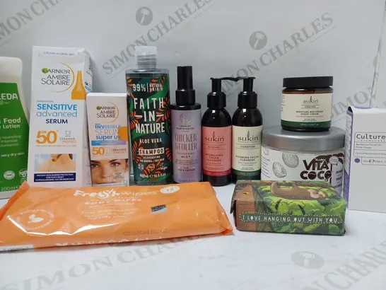 LOT OF APPROX 10 ASSORTED BEAUTY PRODUCTS TO INCLUDE CHARLES WORTHINGTON THICKENING MIST, SUKIN CREAM CLEANSER, CULTERED BIOMECARE FACIAL OIL, ETC 