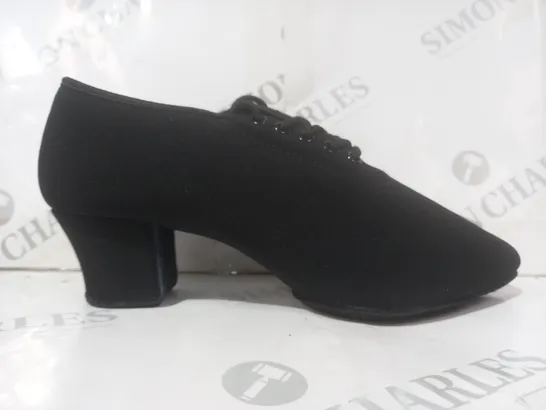 BOXED PAIR OF DESIGNER LACE UP LOW BLOCK HEEL SHOES IN BLACK EU SIZE 38