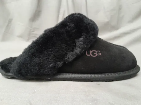 BOXED PAIR OF UGG SLIPPERS IN BLACK UK SIZE 7