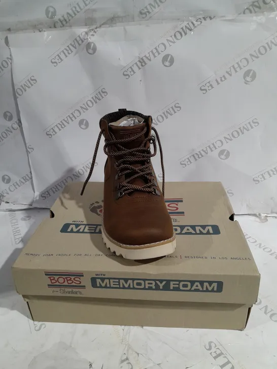 BOXED PAIR OF SKECHERS HIKING BOOTS IN BROWN SIZE 7