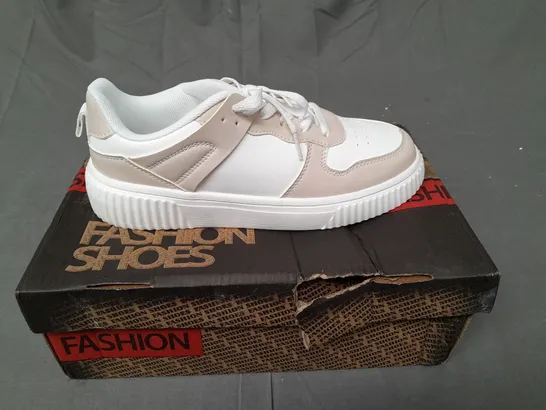 BOXED PAIR OF FASHION SPORT TRAINERS IN WHITE/BEIGE SIZE EU 39