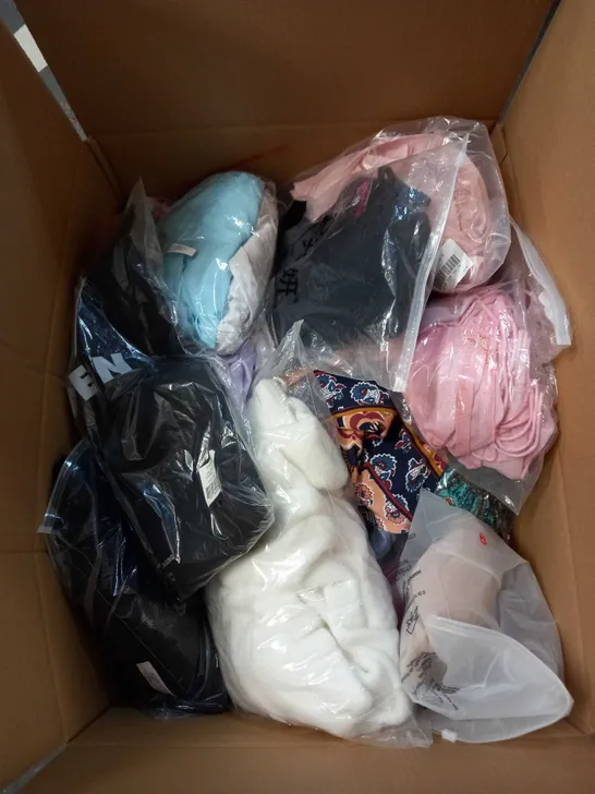 BOX OF APPROX 35 ASSORTED CLOTHING ITEMS TO INCLUDE - DRESSES, T-SHIRTS AND TROUSERS