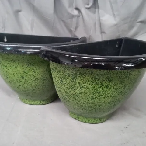 BOXED UNBRANDED SET OF 2 WALL MOUNTABLE PLASTIC PLANT POTS IN GREEN