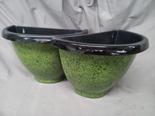 BOXED UNBRANDED SET OF 2 WALL MOUNTABLE PLASTIC PLANT POTS IN GREEN