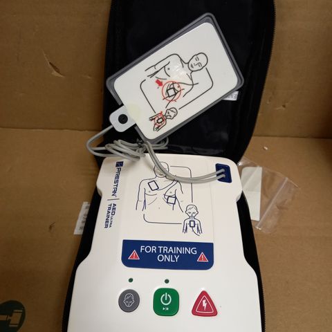 AED ULTRA TRAINER SINGLE UNIT WITH ENGLISH AND SPANISH LANGUAGES
