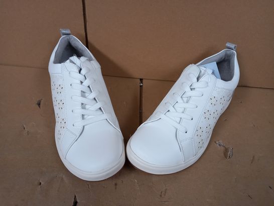 BOXED PAIR OF PAVERS TRAINERS IN WHITE SIZE EU 42