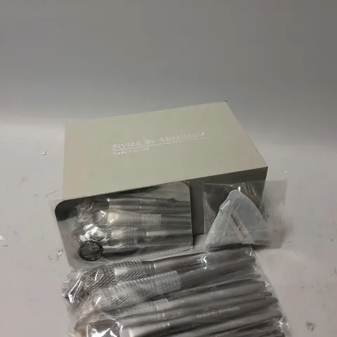 BOXED STYLED BY ABRAHAMS FACE TOOLS KIT IN SILVER (INCLUDES BRUSH SET, MIRROR PALETTE AND POWDER PUFF)