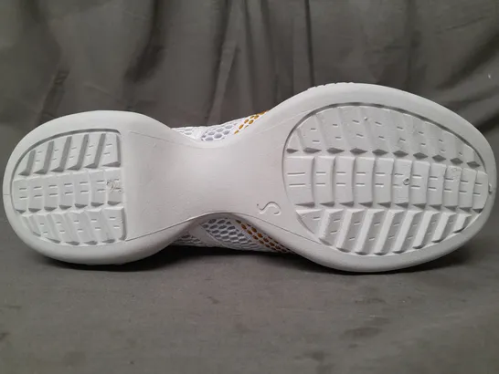 BOXED PAIR OF DESIGNER SHOES IN WHITE EU SIZE 40