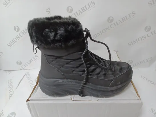 PAIR OF SKECHERS D'LUX WALKER BOOTS IN BLACK - UK SIZE 4.5