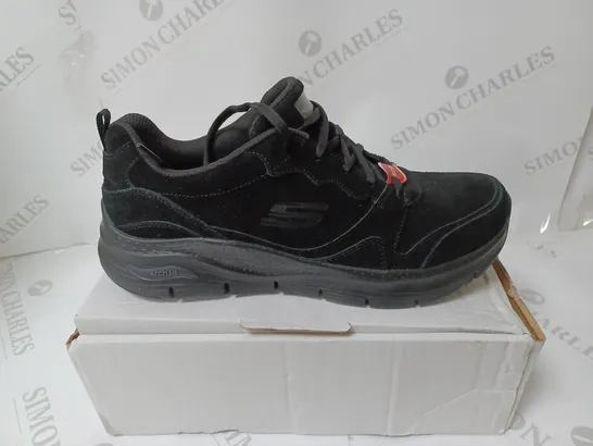 PAIR OF SKECHERS ARCH FIT TRAINERS BLACK UK SIZE 8