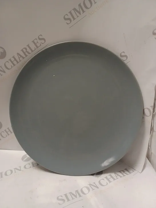 BRAND NEW BOXED CESIRO 18 PIECE DINNERWARE SET TO INLCLUDE LARGE PLATE SMALL PLATE AND BOWL IN DARK GREY  / COLLECTION ONLY 