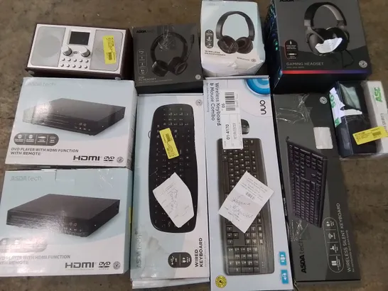 PALLET OF ASSORTED TECH ITEMS TO INCLUDE BLUETOOTH BOOMBOXES, VARIOUS KEYBOARDS, DVD PLAYERS AND HEADSETS