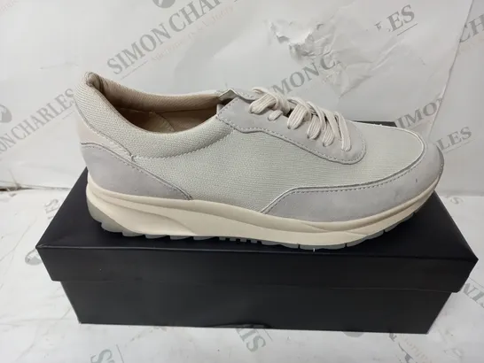 BOXED PAIR OF NATURALIZER PLATFORM TRAINERS IN GREY - SIZE 7