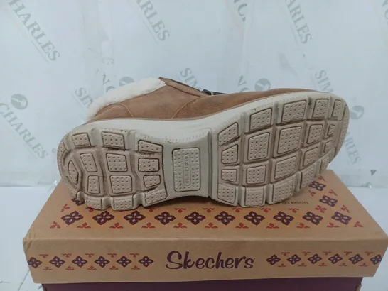 BOXED PAIR OF SKECHERS EASY GOING WATER RESISTANT BOOTS IN CHESTNUT SIZE 8