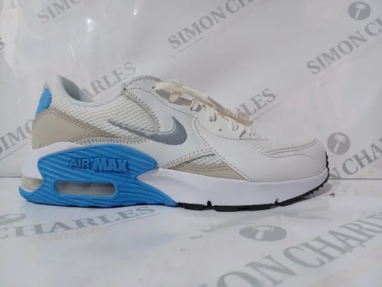 PAIR OF NIKE AIR MAX TRAINERS IN WHITE/BLUE UK SIZE 5