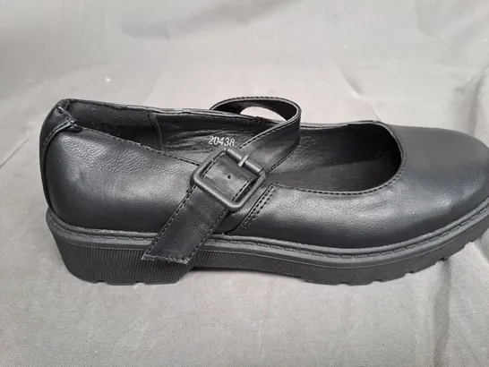 BOX OF APPROXIMATLY 10 BLACK LILLEY SHOE IN VARIOUS SIZES 