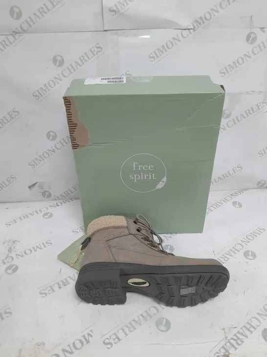 BOXED PAIR OF FREE SPIRIT SIZE 6 LEATHER LACED BOOTS IN OLIVE 