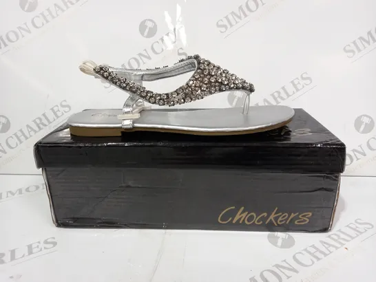 BOXED PAIR OF CHOCKERS FLAT T-STRAP SANDALS IN SILVER COLOUR W. JEWEL EFFECT EU SIZE 36