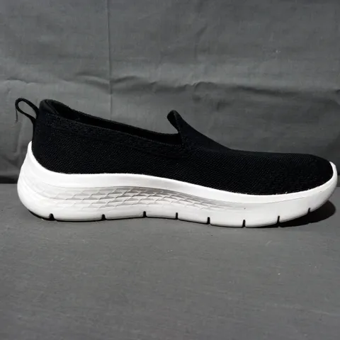 PAIR OF SKECHERS BRIGHT SUMMER TRAINERS IN BLACK/WHITE SIZE 7