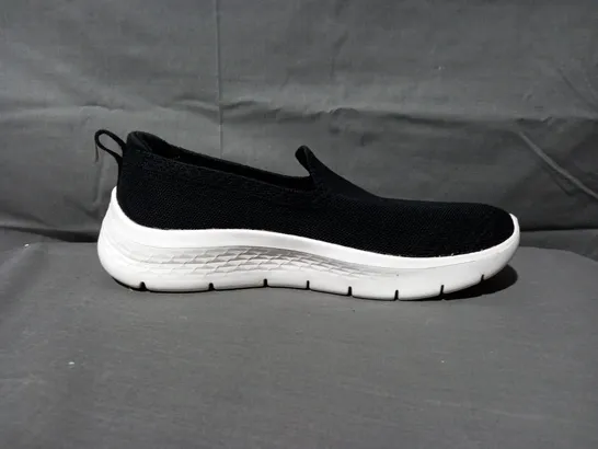 PAIR OF SKECHERS BRIGHT SUMMER TRAINERS IN BLACK/WHITE SIZE 7