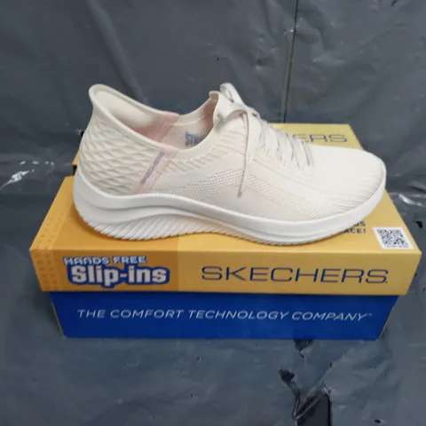 BOXED PAIR OF SKECHERS SLIP-IN TRAINERS SIZE 9