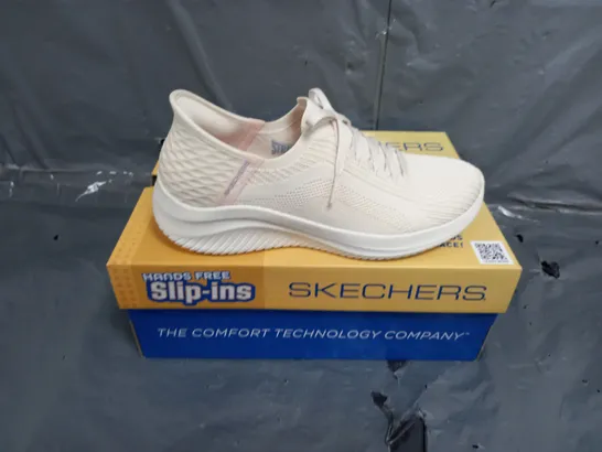 BOXED PAIR OF SKECHERS SLIP-IN TRAINERS SIZE 9