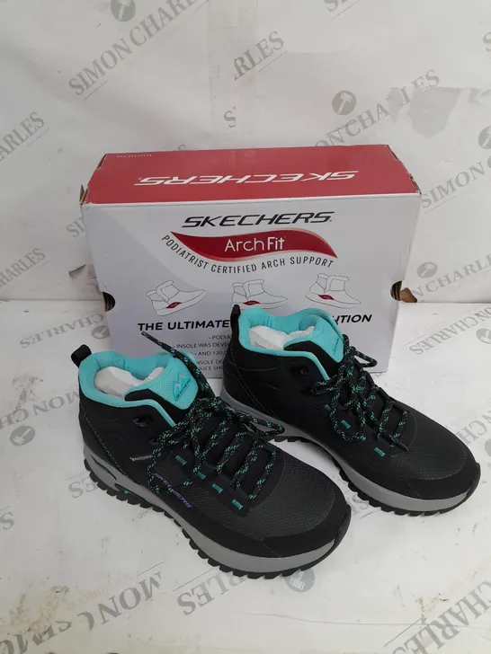 BOXED PAIR OF WOMENS SKETHCERS WORKWEAR BOOTS SIZE 3.5 