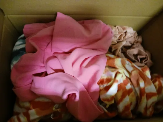 BOX OF APPROXIMATELY 10 ASSORTED CLOTHING AND FASHION ITEMS IN VARIOUS STYLES, SIZES, AND COLOURS / COLLECTION ONLY 