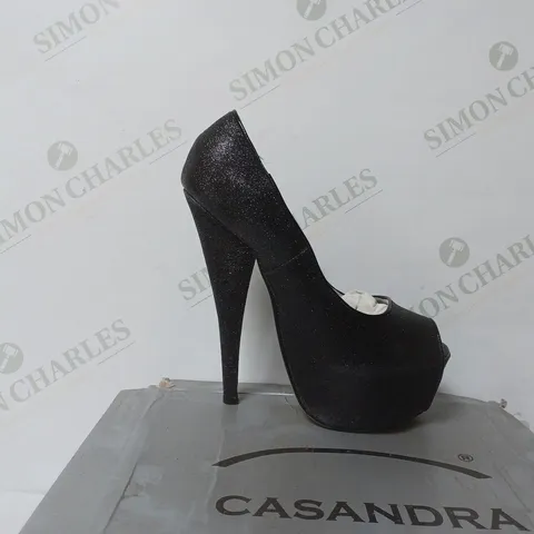 BOXED PAIR OF CASANDRA OPEN TOE HEELED PLATFORM SHOES IN BLACK GLITTER SIZE 4