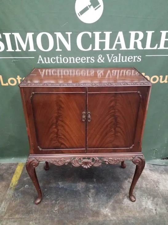 FLAME MAHOGANY VENEER GLASS-TOPPED LOCKABLE DRINKS CABINET WITH QUEEN ANNE LEGS