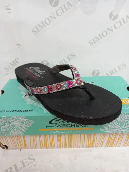 BOXED PAIR OF SKECHERS SANDALS IN BLACK SIZE 4