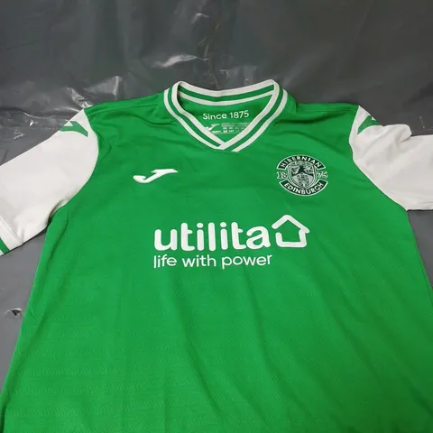 HIBERNIAN FC SIGNED T-SHIRT 14 YEARS AND QUARTERLY BOOK