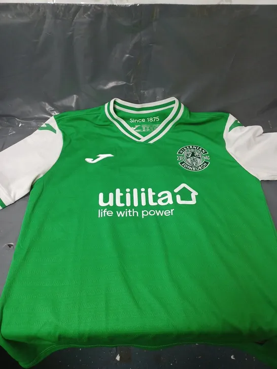 HIBERNIAN FC SIGNED T-SHIRT 14 YEARS AND QUARTERLY BOOK