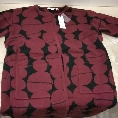 BOX OF APPROXIMATELY 8 BEU DE JIFI TWO TONE MAROON/BLACK JUMPERS - SIZE XL