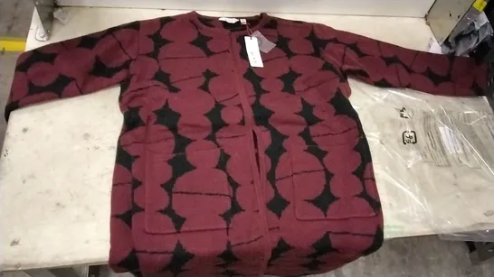 BOX OF APPROXIMATELY 8 BEU DE JIFI TWO TONE MAROON/BLACK JUMPERS - SIZE XL