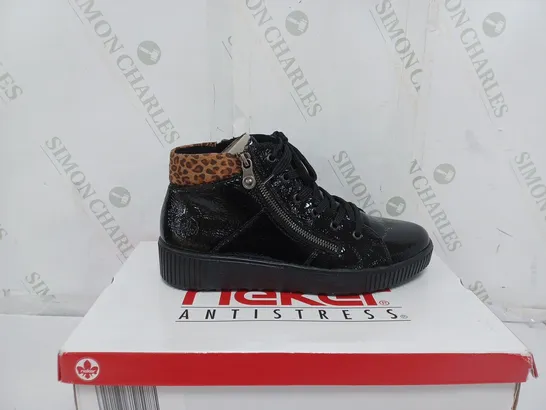 BOXED PAIR OF RIEKER HI TOP CUFF TRAINERS IN BLACK UK SIZE 6.5